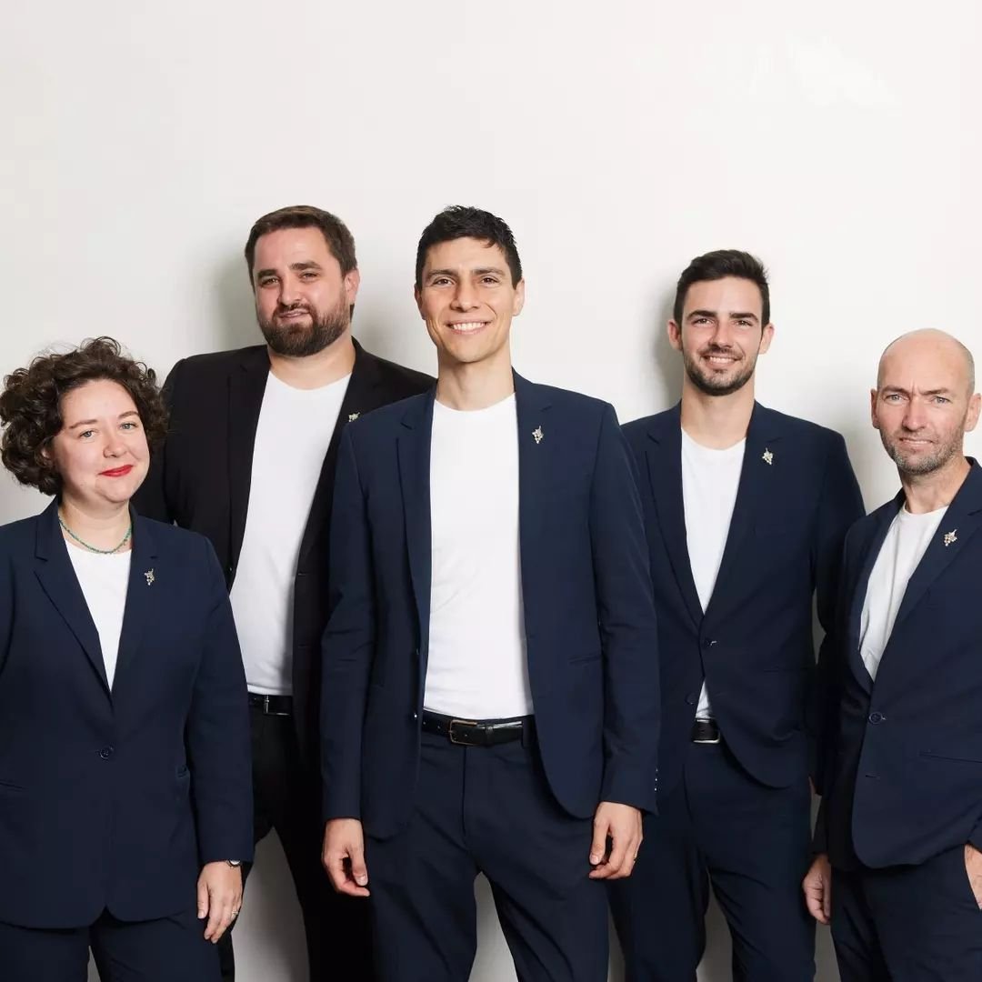 Meet the maestros behind our exquisite wine selection: our sommelier team at CATALINA. From left to right: Pauline Perotto, Andrew de Vries, Javier Coindreau, Hugo Romeu, and Jarrod Mills. With a wealth of knowledge and a passion for all things wine,