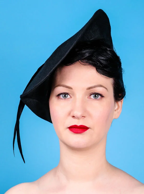 Black 1930s black vintage beret with feathers