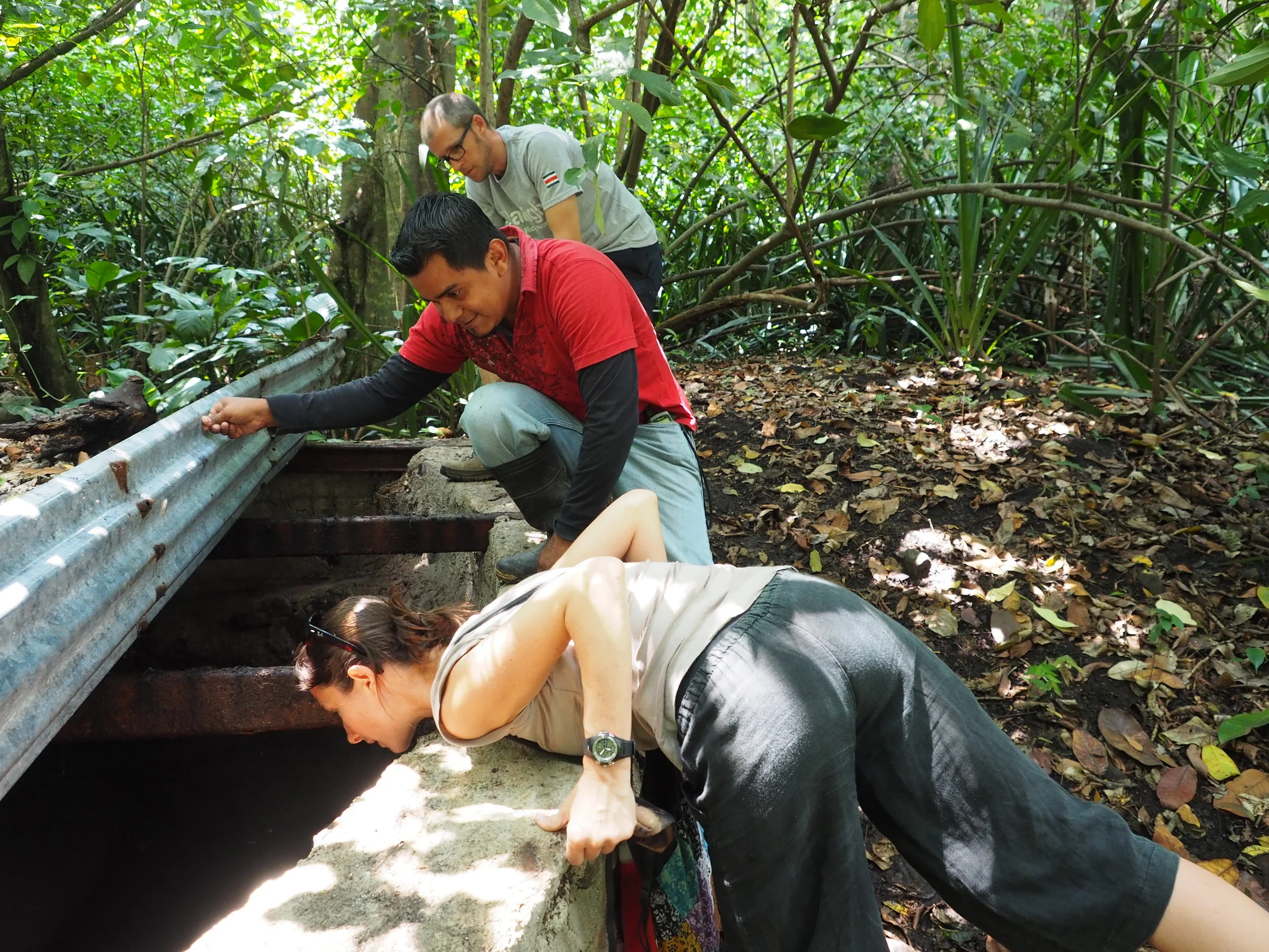 Claudia and Pete inspecting the rotten water filter, together with Alex of El Foro (our local project partner).&nbsp;