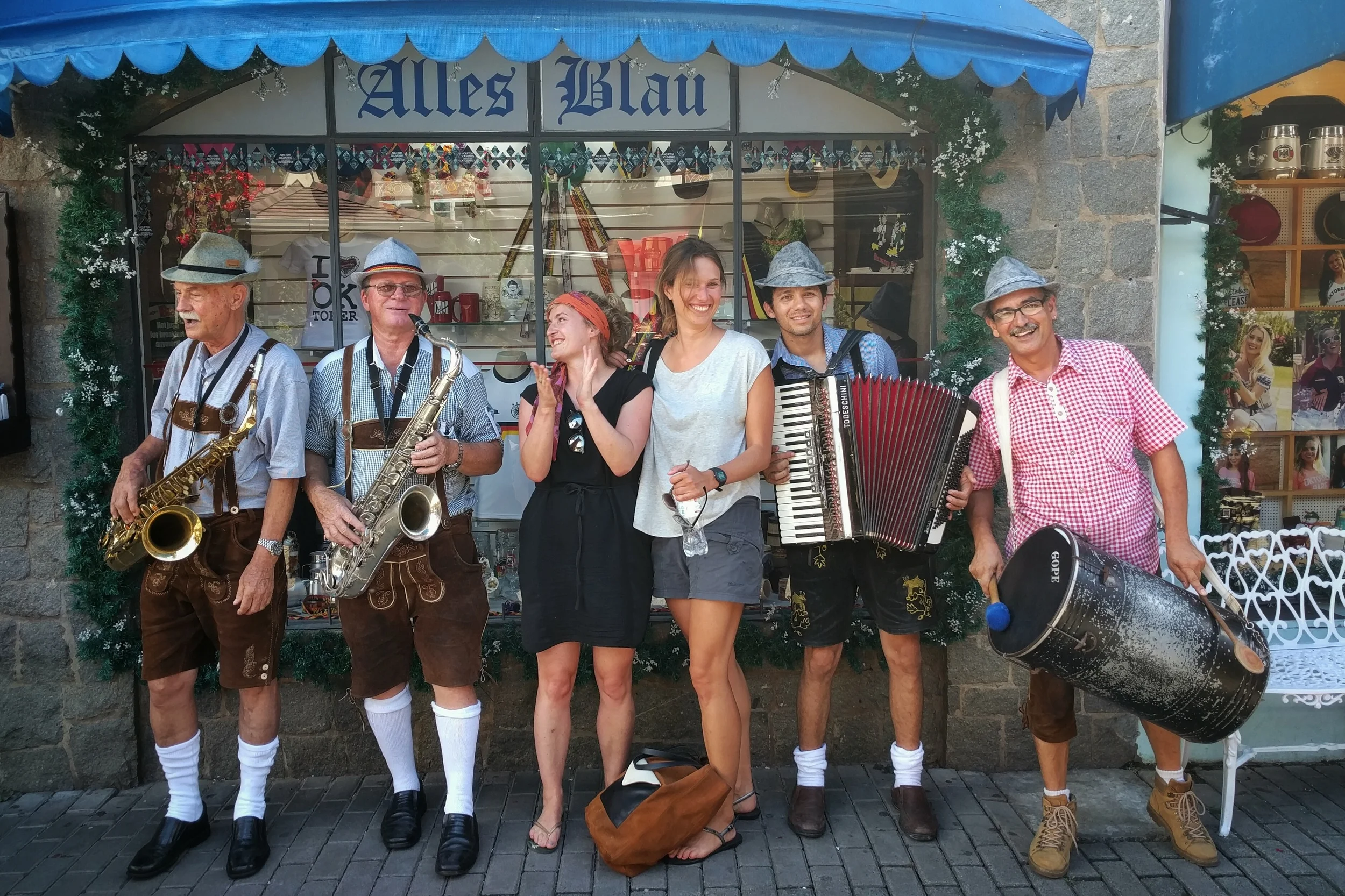 We met a Bavarian band that stopped in front of the souvenir shop "Alles Blau" ("All Blue", or, colloquially, "All Drunk") to play us a tune.