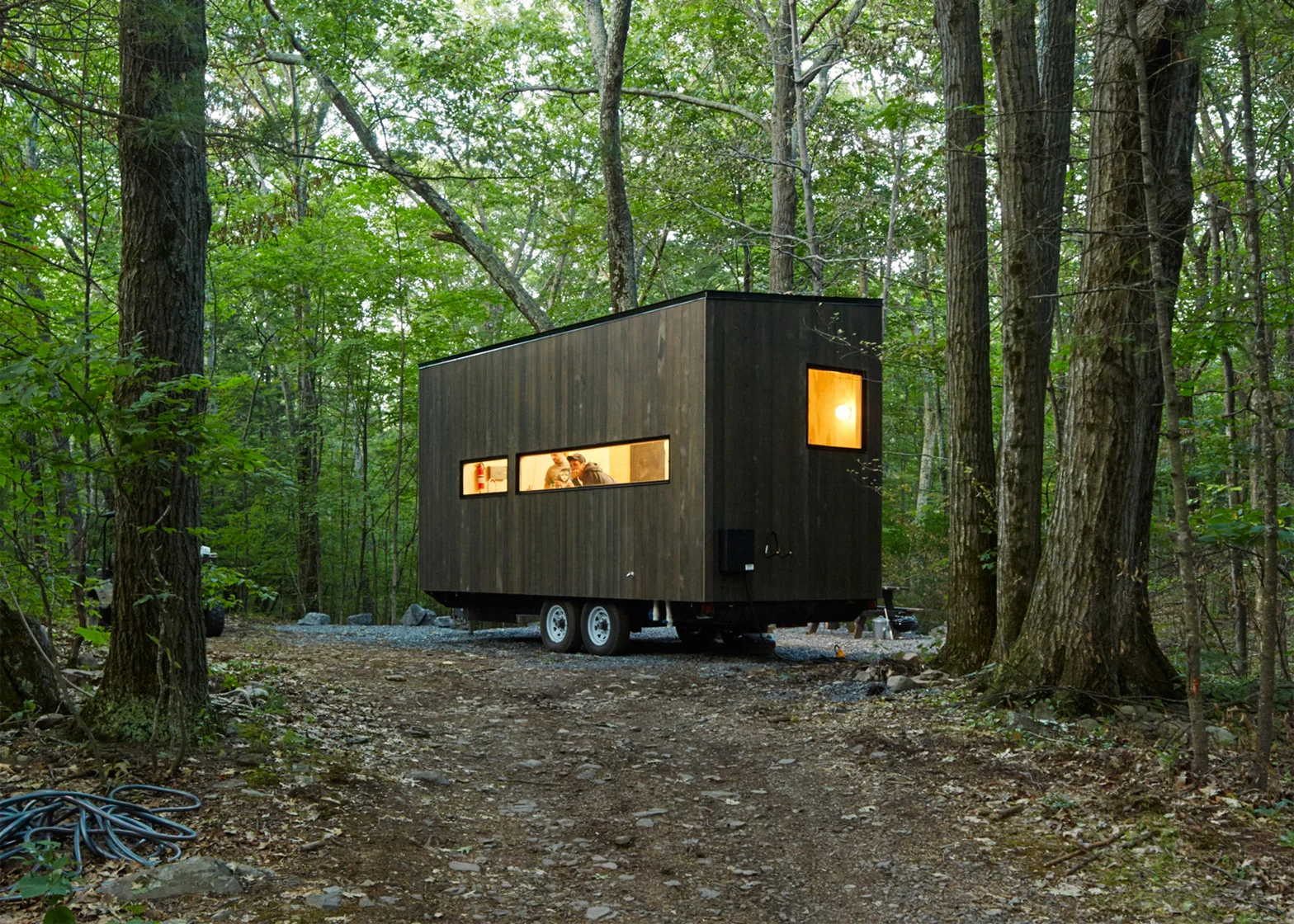 getaway-cabin-eleanor-photo-roderick-aichinger_dezeen_1568_0.jpg