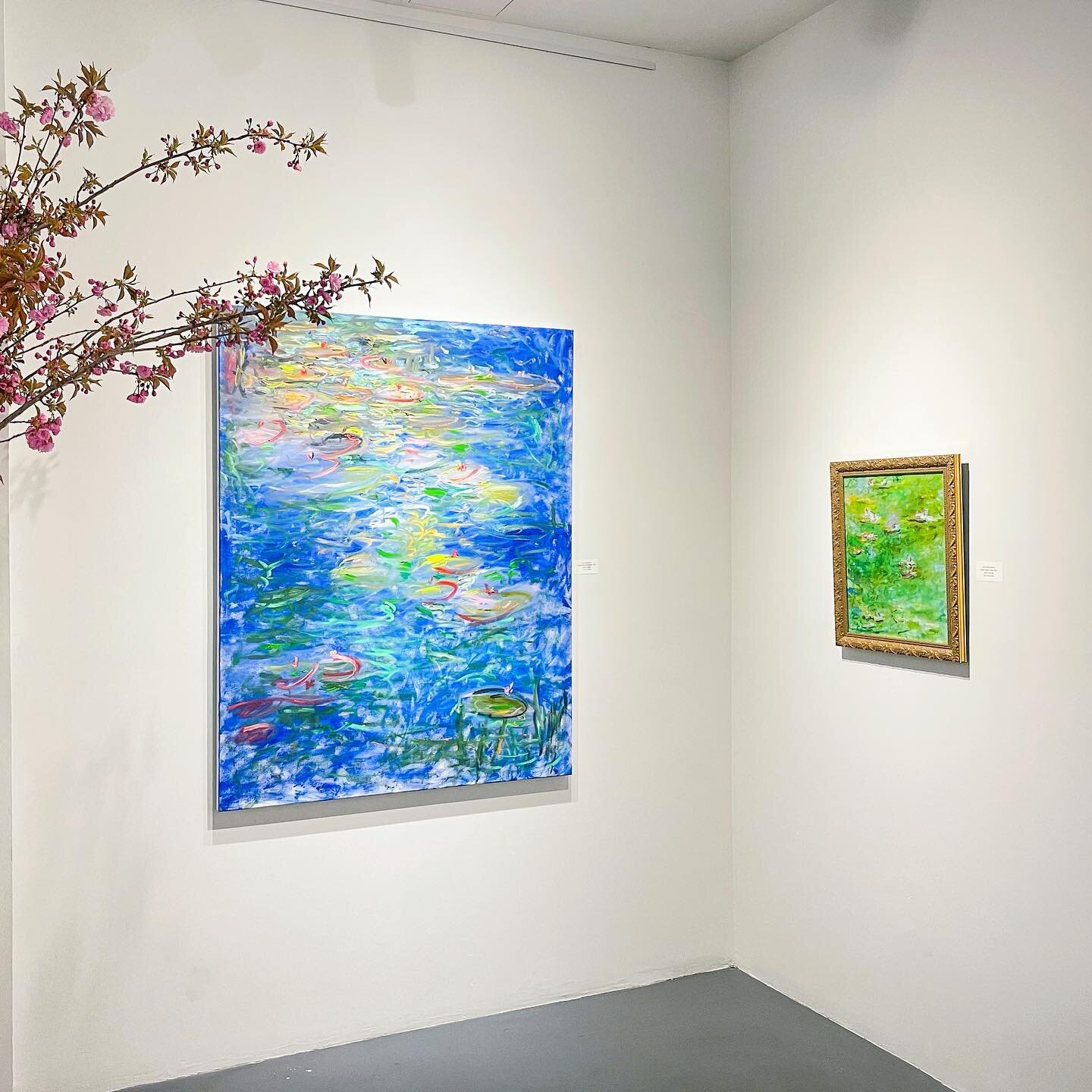 Side by side: @kim.ahonoukoun 💫🪷👇 

&ldquo;Abstract Water Lilies 18&rdquo;, 2023
60 x 48 in
Oil on canvas 

&ldquo;Green Water Lilies&rdquo;, 2021 
20 x 16 in
Oil on canvas 

📧 tambaran2gallery@gmail.com for all the details