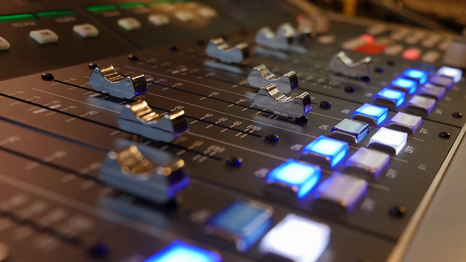 soundboard-audio-mixer-sliding-left_rtgbjsoywe_thumbnail-full01.png