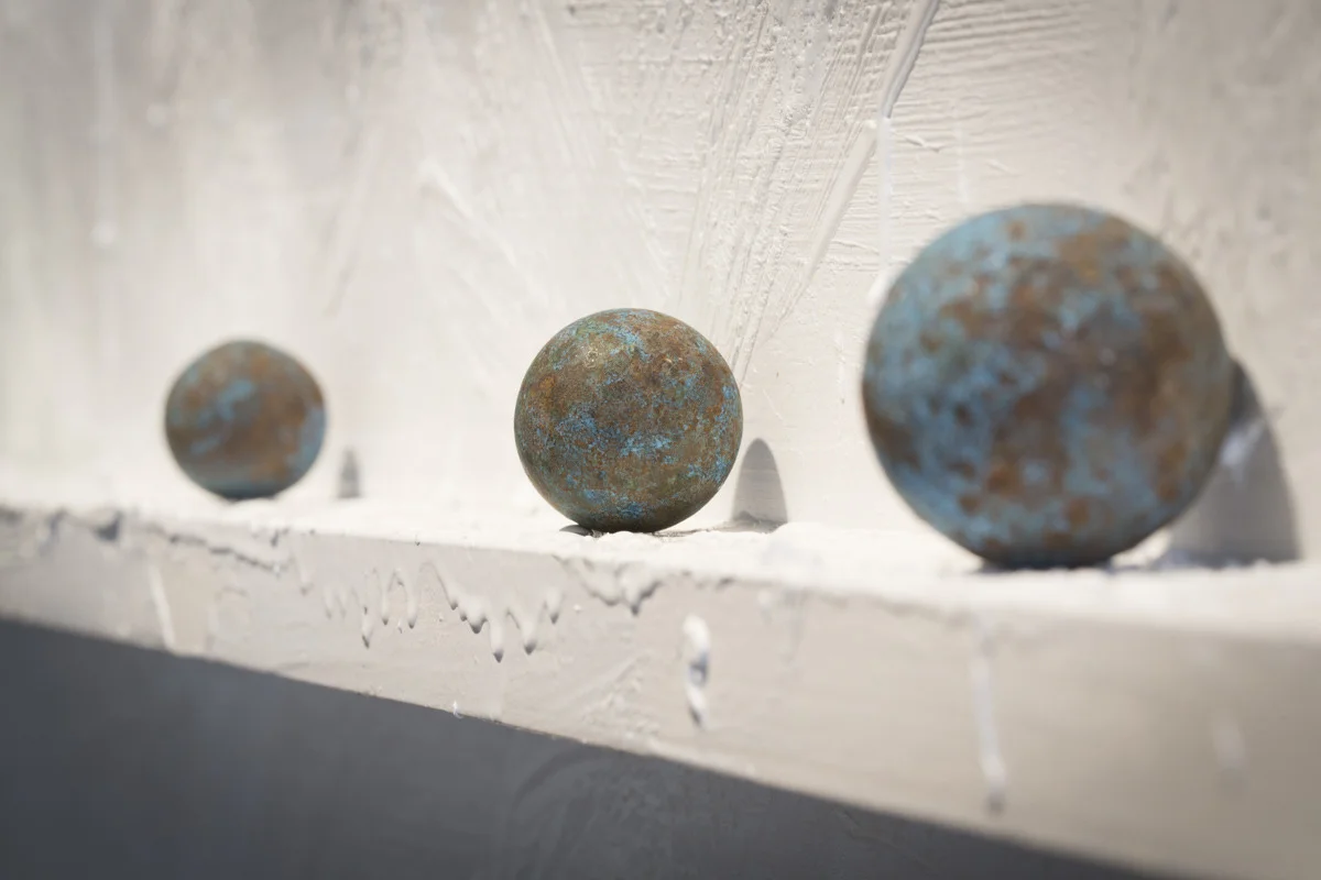 Untitled (Three Steel Bars), Detail