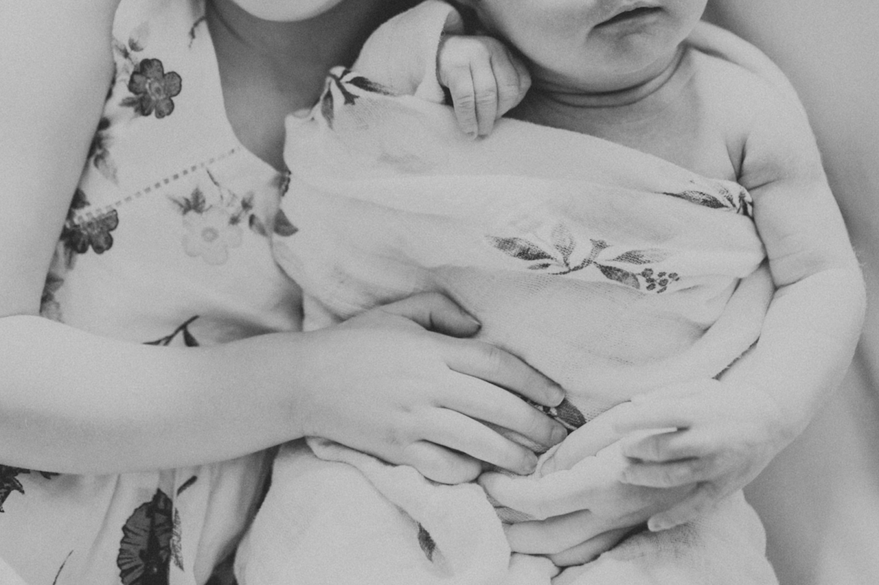 baby sisters hands with sibling | cleveland, newborn lifestyle photographer