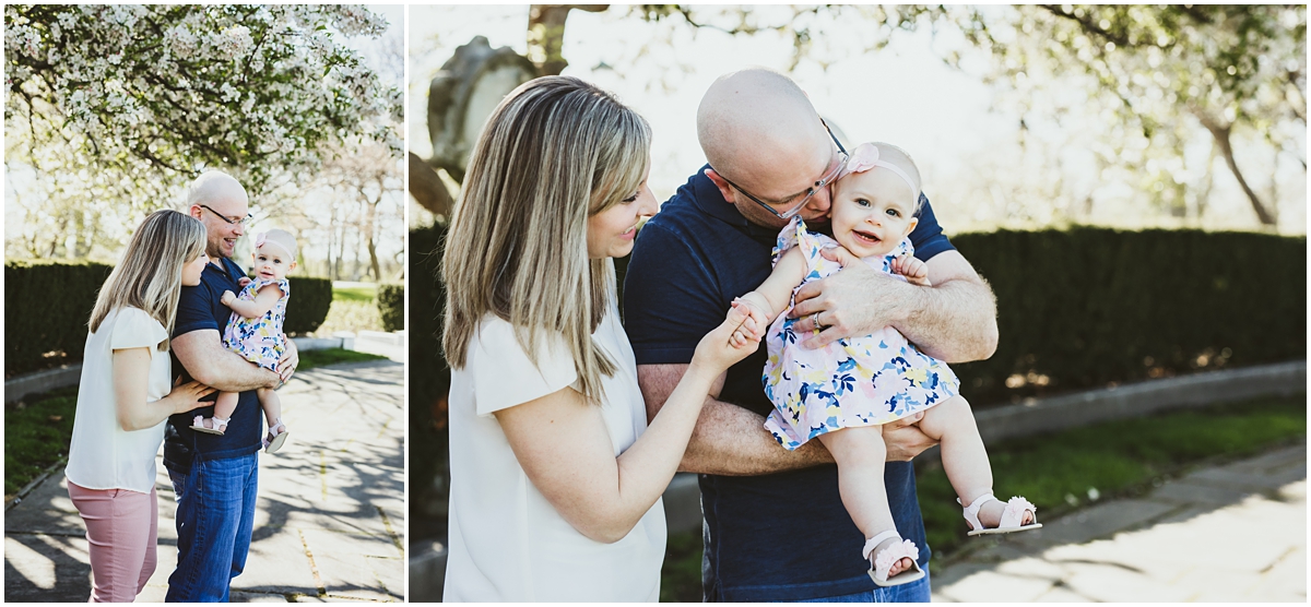 mom and dad with daughter at cleveland art musuem | Shaker Heights lifestyle photographer