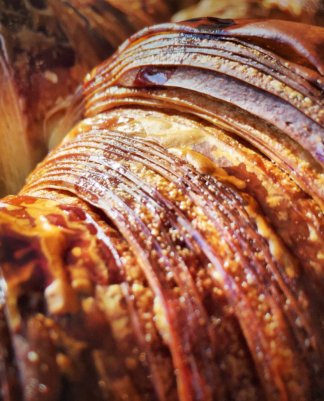 CROISSANT LAQUÉ À L'ÉRABLE FUMÉ