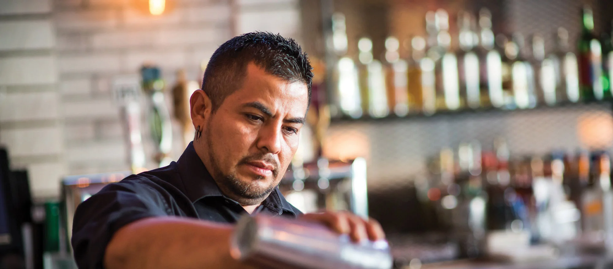 bartender_preparing_cocktail.jpg