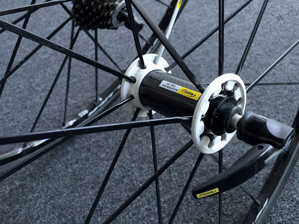 Front hub - carbon body.
