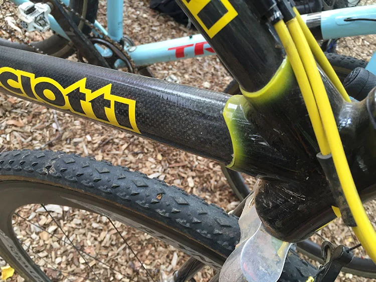 Carbon fiber tubes with alloy or alu lugs. Old school.