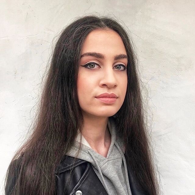 The gorgeous Simin pulling her makeup look together for a night out💃🏼💄exotic slinky eyeliner with soft nude lip, brows model&rsquo;s own! So good to be doing faces again! makeup by @pippetchbeautyandmakeup  #liner #eyelineronpoint #linerandbrows  #nudelip