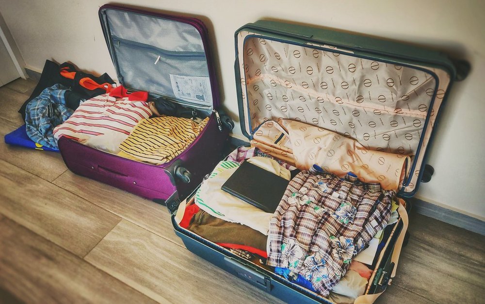 两个装满衣服和个人物品的填充行李箱。