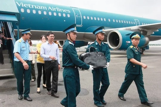 Di hài phi công Nguyễn Anh Tú bị bắn rớt trong khi bay tuần tra trên biển Đông được cho vào một túi hành lý xách tay đem về VN. Nguồn internet.