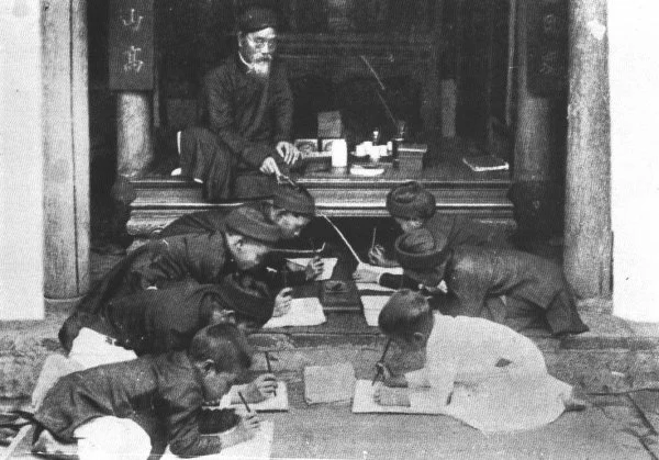 Lớp học ngày xưa tại Việt Nam. Nguồn internet.