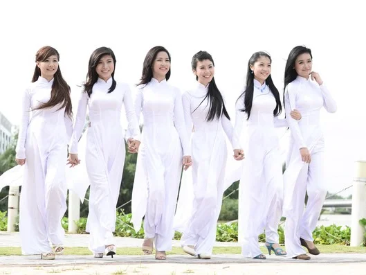 Các nữ sinh VN trong áo dài trắng. Nguồn internet.