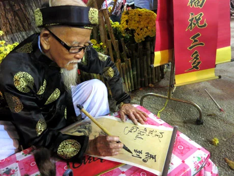 Ngày Tết cụ đồ viết câu đối. Nguồn internet.