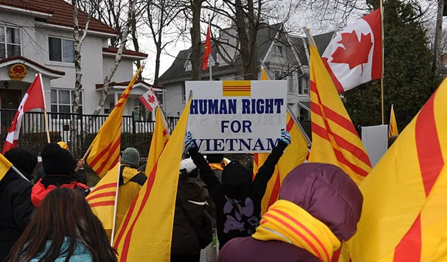 Người Việt tại Ottawa, Canada biểu tình trước tòa Đại sứ Việt Cộng đòi tự do nhân quyền cho VN.
