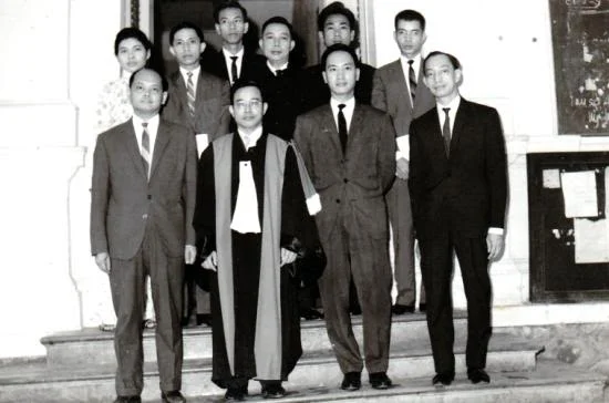 Hàng trước từ trái qua phải: các Giáo Sư Đào Đức Hoành, Giáo Sư Ngô Gia Hy (chánh chủ khảo với áo choàng đen), Giáo Sư Nguyễn Huy Can và Giáo Sư Đặng Văn Chiếu. Hàng sau từ trái qua phải: Các bác sĩ Lê Mỹ Phượng, Phạm Hữu Trác, Nguyễn Văn Lâm, …