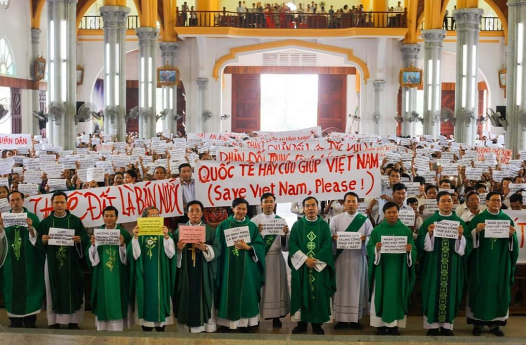 061718-giáo xư Văn Hạnh tuần hành phản đối luật đặc khu-13.PNG