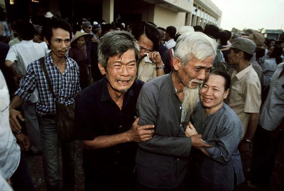 Saigon 1988 - Đón người thân "học tập cải tạo"(!) từ miền Bắc trở về tại ga Saigon. Nguồn Facebook.