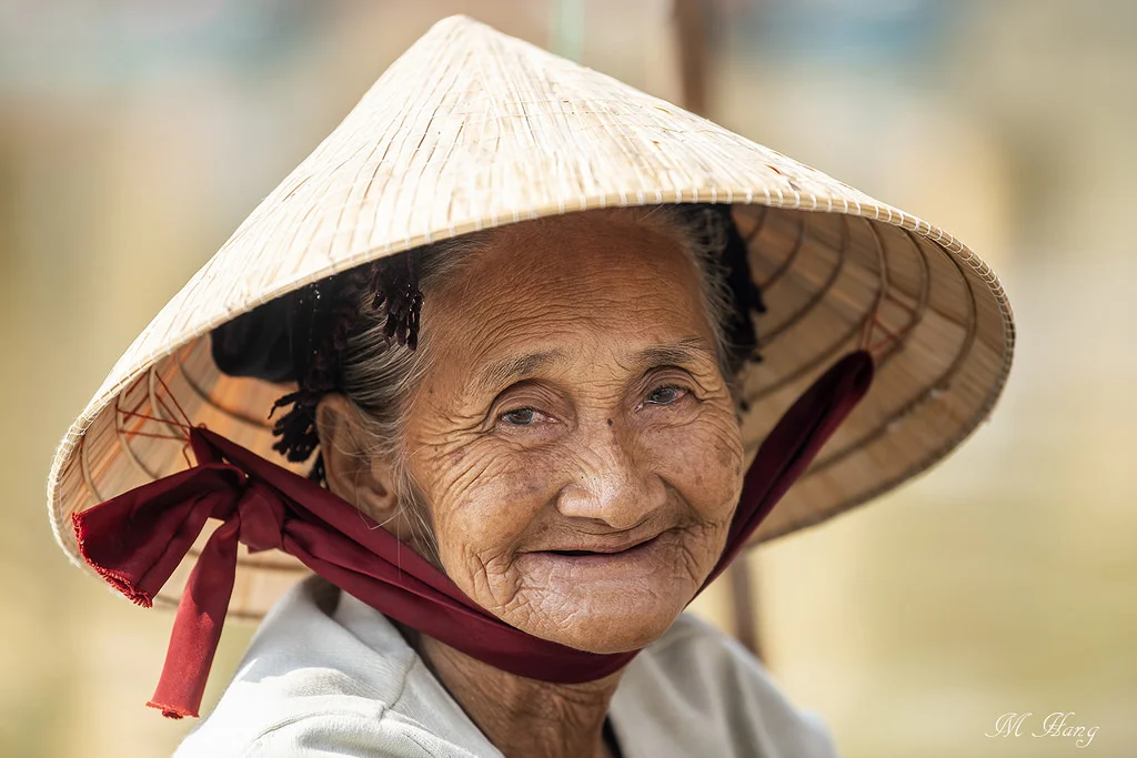 Bà Mẹ Quê. Nguồn internet.