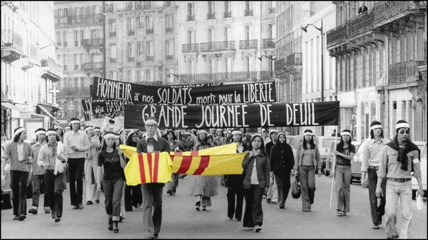 Paris. Đại lộ Gay Lussac, 3 giờ chiều ngày 27 tháng 4, 1975, sinh viên các đại học Paris, đại học Orsey đeo tang diễu hành...Việt Nam mất vào tay cộng sản 3 ngày sau đó . Nguồn RFA.