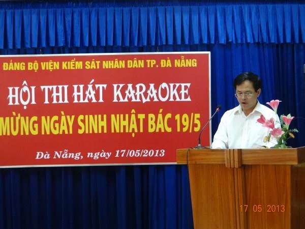 Ảnh 1 : Linh hát mừng sinh nhật bác của hắn.