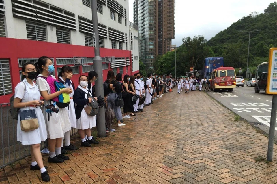 Các học sinh đứng ngoài không vào lớp, thể hiện tinh thần gắn bó với các phong trào dân chủ Hong Kong.