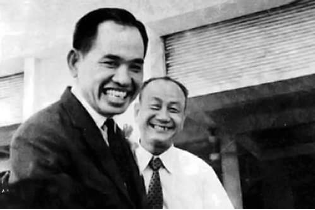 Ông Nguyễn Hùng Trương (áo vest đen.)
