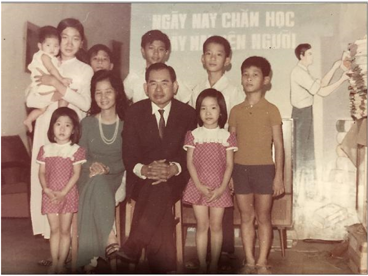 Ông bà Nguyễn Hùng Trương và các con.