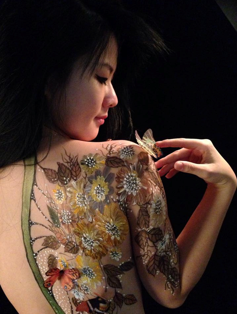 Một tác phẩm được cô chụp lại bằng điện thoại.