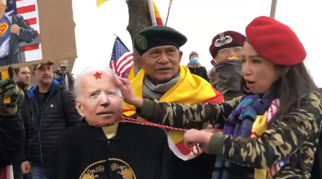 Trong bộ quân phục VNCH, người Việt ủng hộ Trump hung hăn treo cổ hình nộm Tổng thống Joe Biden trong cuộc nổi dậy tấn công tòa Quốc hội Hoa kỳ vào ngày 6 tháng 1 năm 2021. Nguồn Youtube