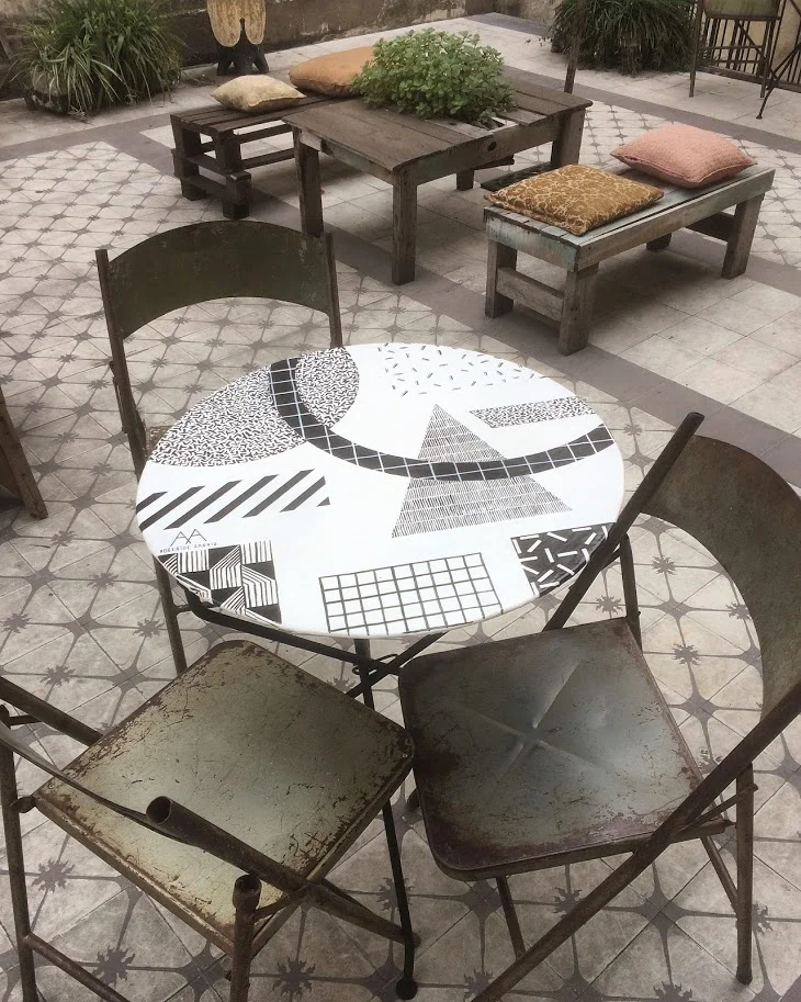  Pedido de 7mesas para el cafe Ezeiza, Defensa 1179, Abril 2017 