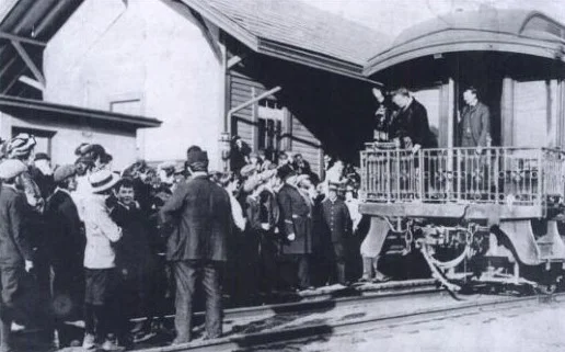 3. Roosevelt Arriving by Train in Fitchburg 1902.JPG