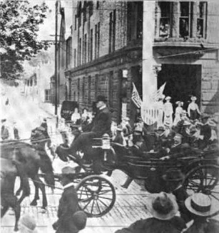 4. President Roosevelt being Escorted by Carriage in Fitchburg 1902.JPG