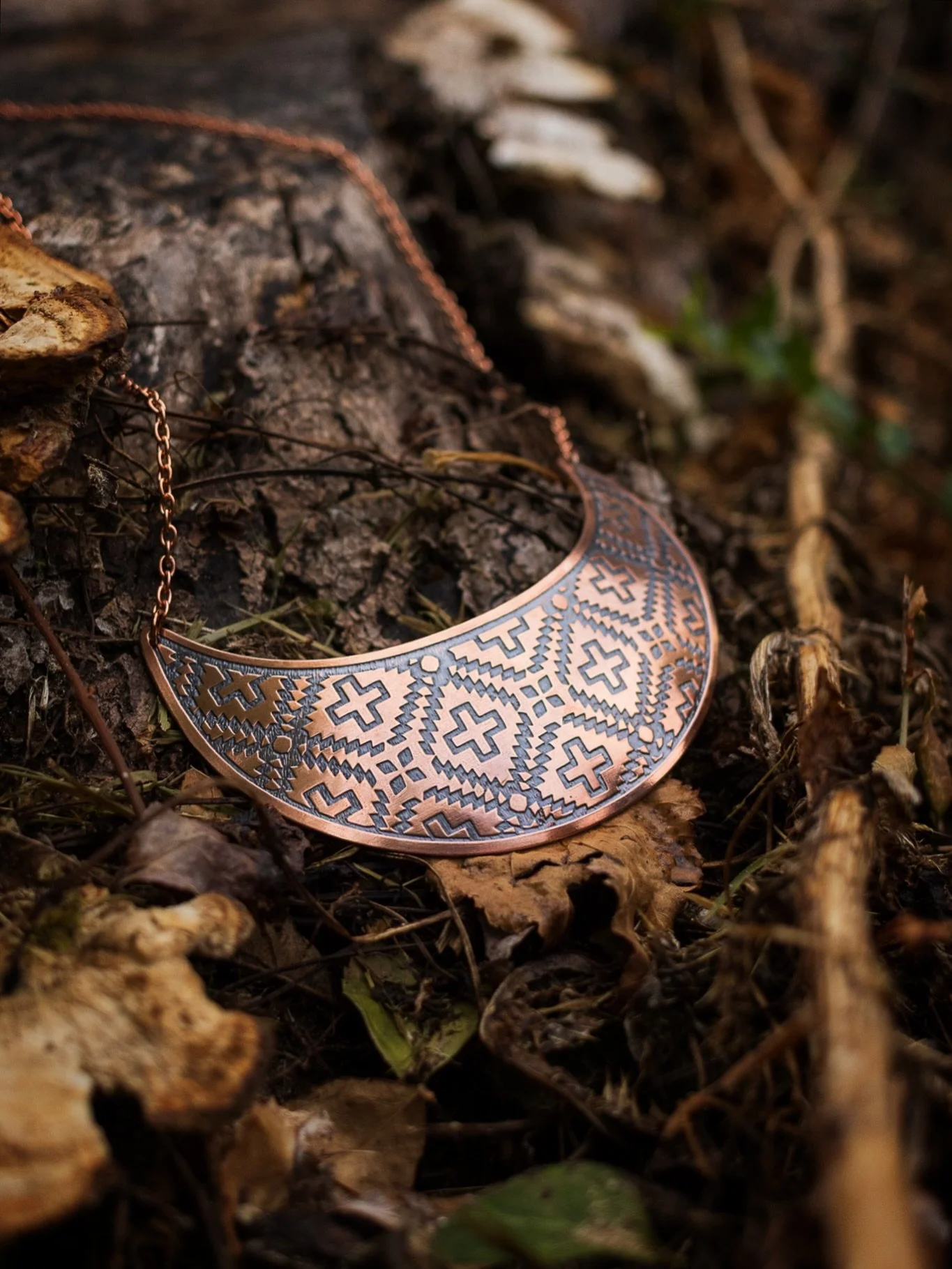 It&rsquo;s officially Fall!🍂✨ And it&rsquo;s finally starting to feel like it. I just finished this copper gorget and took advantage of the turning leaves in my backyard for a few photos. This gorget is inspired by my Ginew+ collaboration bandana de