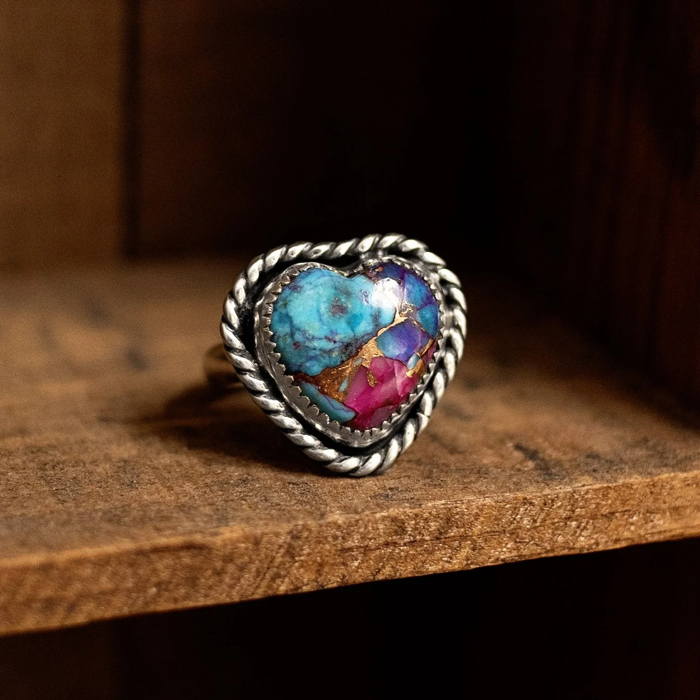 Turquoise has always carried protection, love, and balance. Each of these pieces are a small reminder to lead with all three. 💙🩵🤍 Available now 😊
.
,
.
.
.
.
.
#nativeamericanjewelry #turquoisejewelry #nativeamericanartist #riojeweler #supportnat