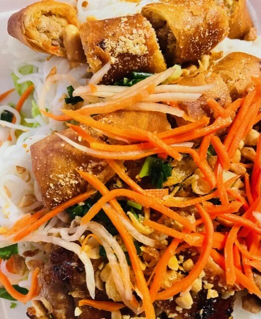 Golden River Restaurant – Rice Noodle with Lemon Grass Chicken &amp; Spring Rolls