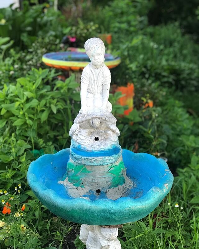 I pass this on my walk to work; I always want to paint a red Bowie lightening bolt on the face 👩🏼&zwj;🎤 #yardart #birdbath #cement