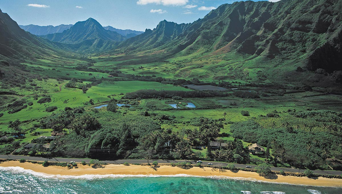 Doors-off view of Ka'a'awa Valley (© Magnum Helicopters )