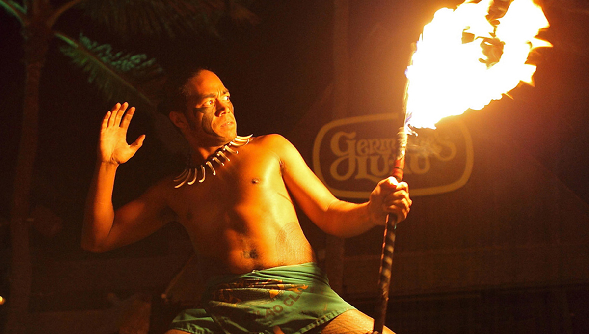 Fire-knife dancer at Germaine’s Luau (© Germaine's Luau )