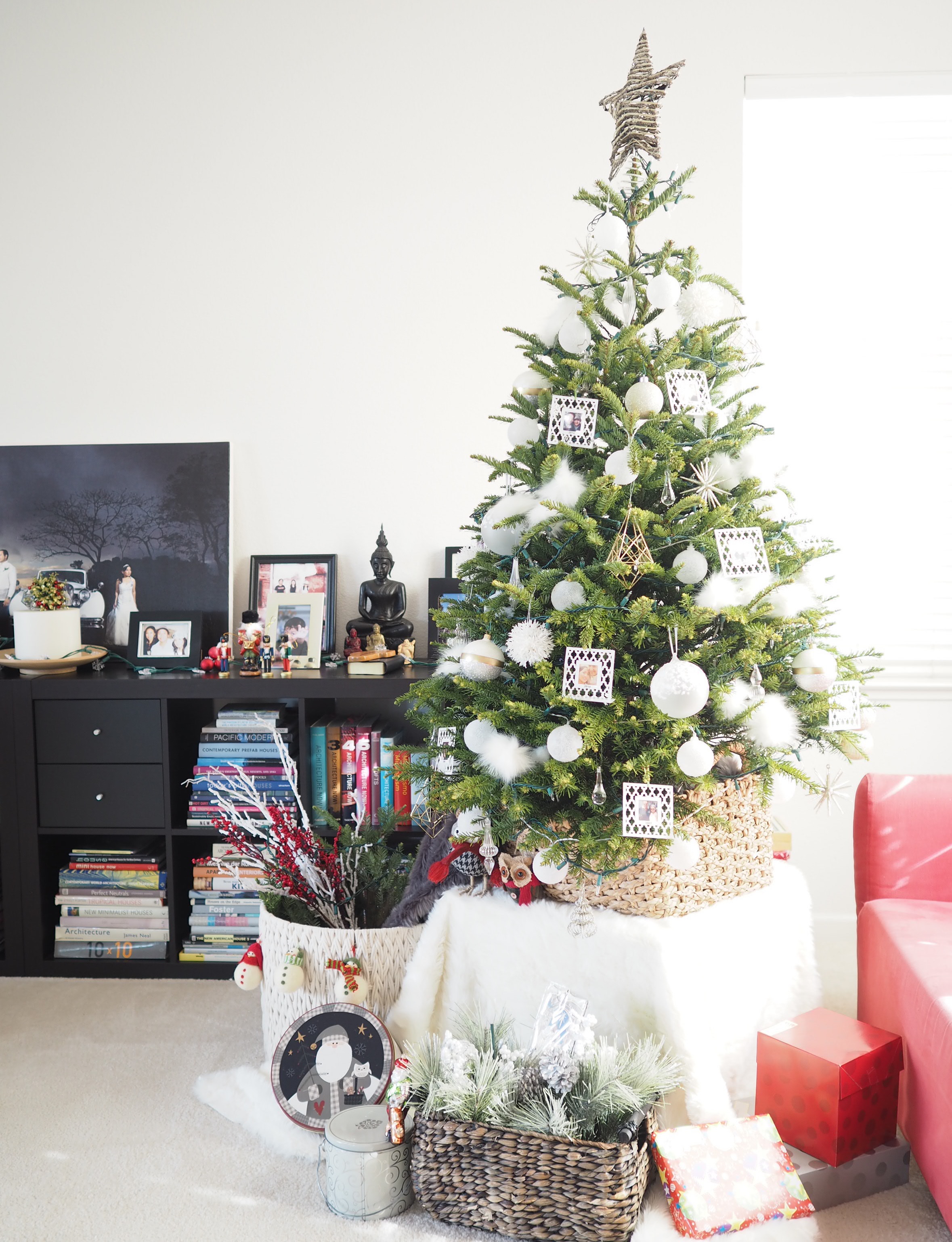 How to decorate a Scandinavian Christmas tree?