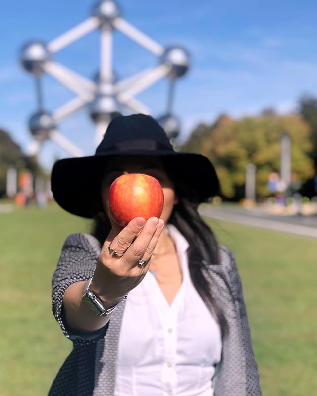 I&rsquo;m finally in Belgium, I&rsquo;m finally wearing a hat, Jes&uacute;s had an apple in his bag, I&rsquo;d say it is the most opportune moment for me to honor my #2 favorite surrealist artist in his home country. Here&rsquo;s an ode to Ren&eacute