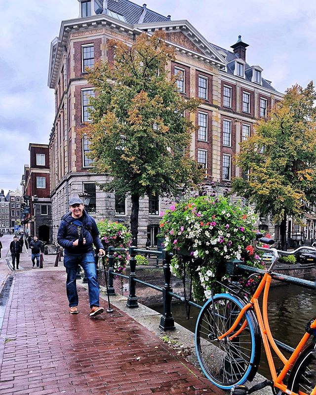 #Amsterdam #thenetherlands @jesuskarin handled European cobblestones, bow bridges, train travel, spiral staircases, basement toilets, rainy Amsterdam days, and crossing bike lanes like a pro!

His nemesis: flat polished epoxied floors - there&rsquo;s