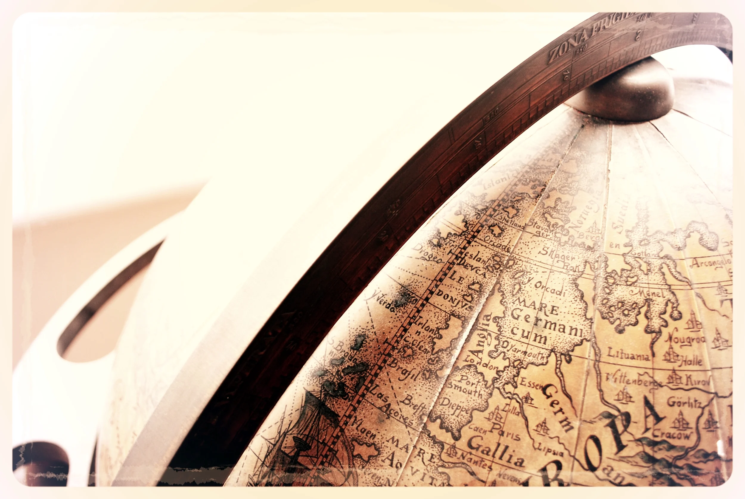 globe-bar-close-up.jpg