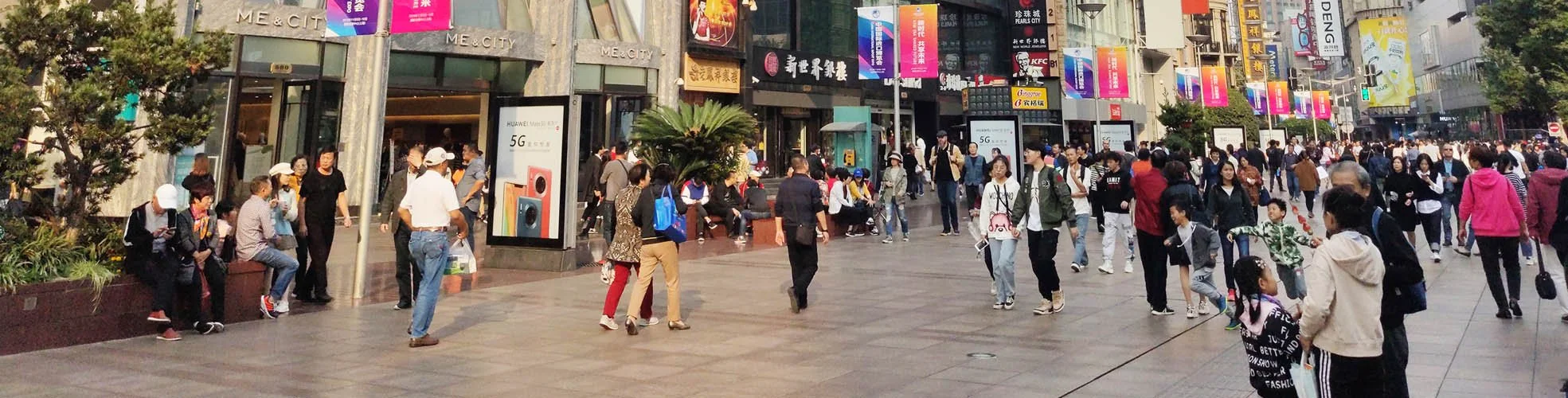 250429 people_walking_on_street.jpg
