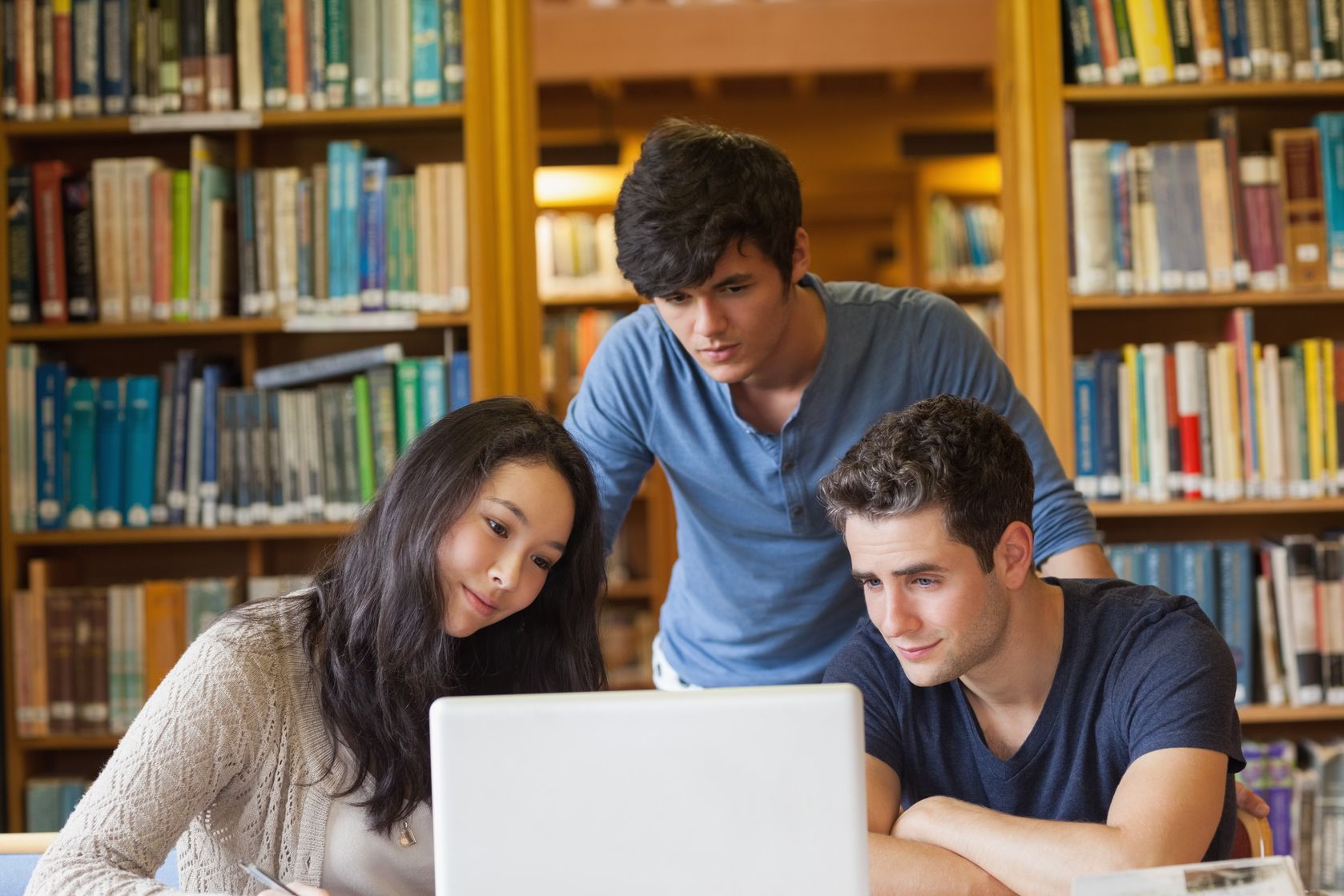 The students are watching. Students watch something. Студенты смотрят вдаль.