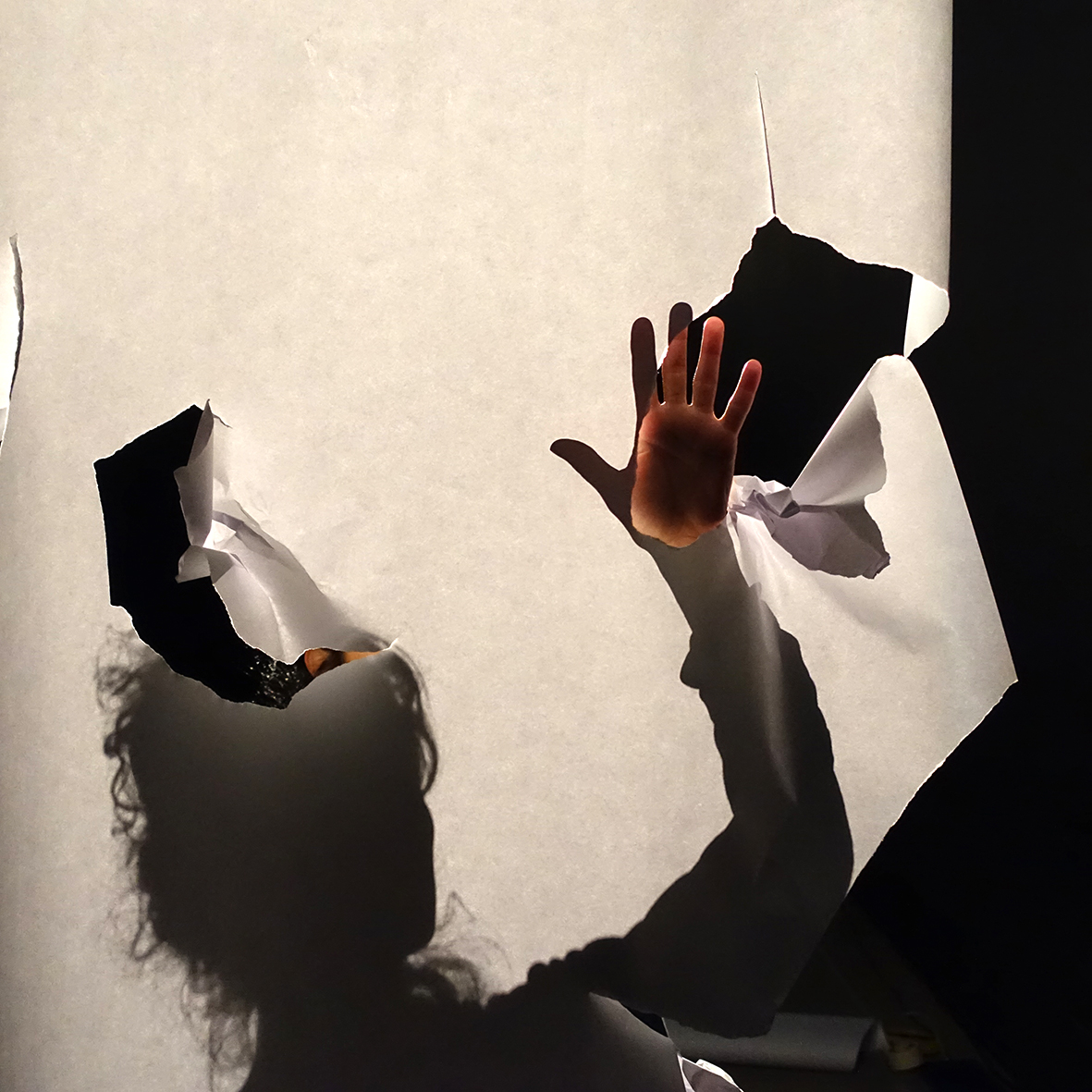 Josie Cáceres interacting with long stripes of paper with contact microphones at the Center for Contemporary Art, Quito - Ecuador, 2015. Josie Cáceres interactuando con una de las tiras largas de papel con micrófonos de contacto en el Centro de Arte Contemporáneo de Quito, Ecuador 2015. 50 min. Dimensiones variables