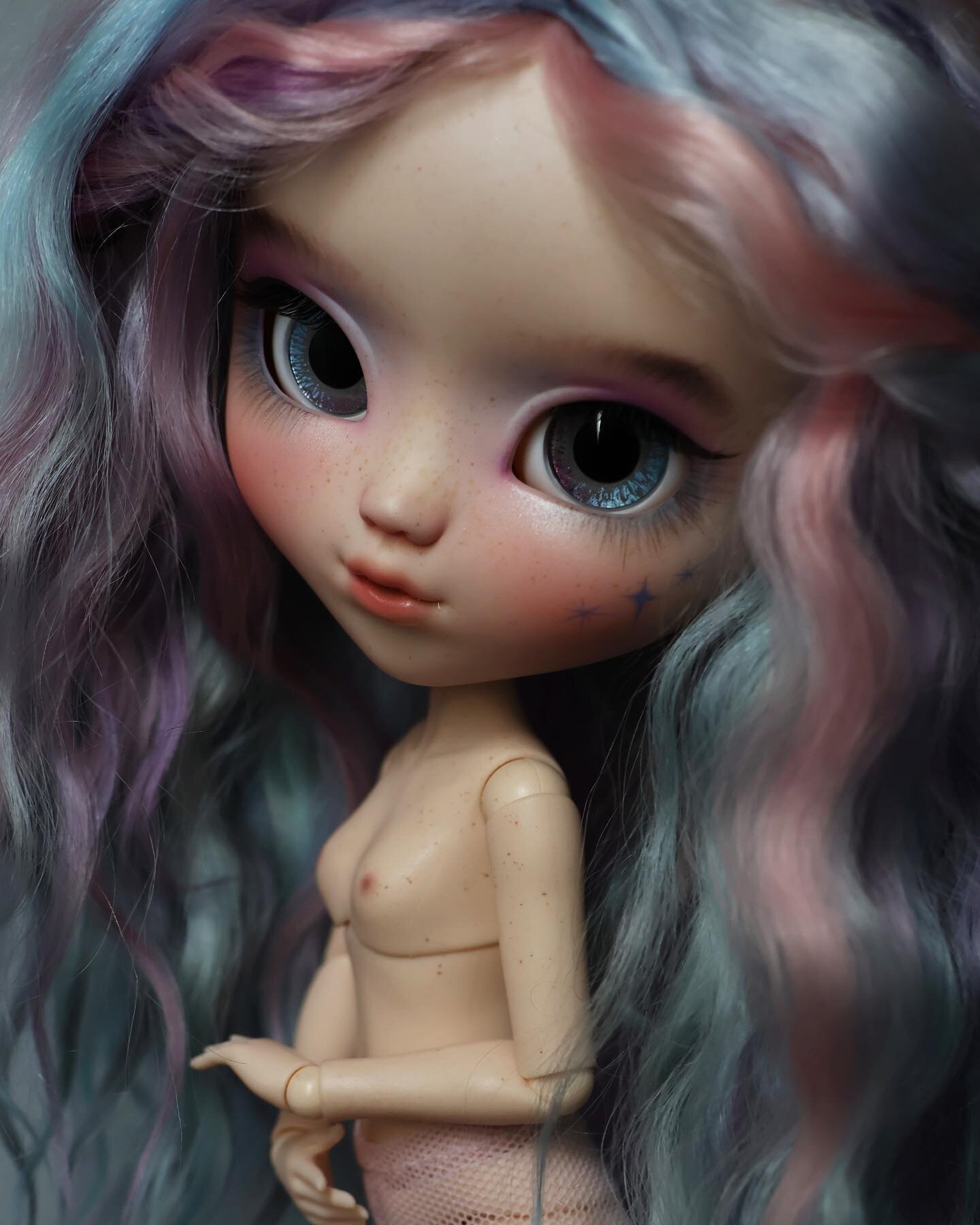 Lumi is on a YMY22 body, I had to remove some pieces inside the head to accommodate the neck joint. Anyone else tried these YMY bodies yet? / Lumi listed in the shop link in profile ✨✨✨ #ブライス #gbabydolls #customblythe #blythe #doll #dolls #blythedoll