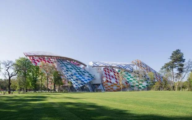  DANIEL BUREN, L'OBSERVATOIRE DE LA LUMIÈRE À LA FONDATION LOUIS VUITTON 